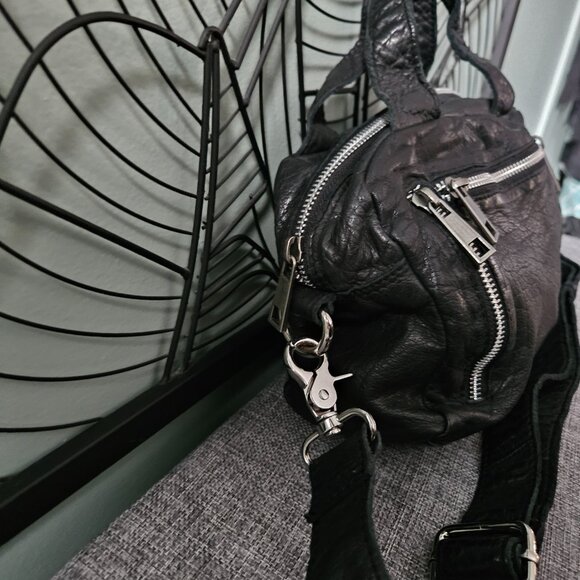 Núnoo | Washed Black Leather Crossbody Bag - Picture 2 of 13